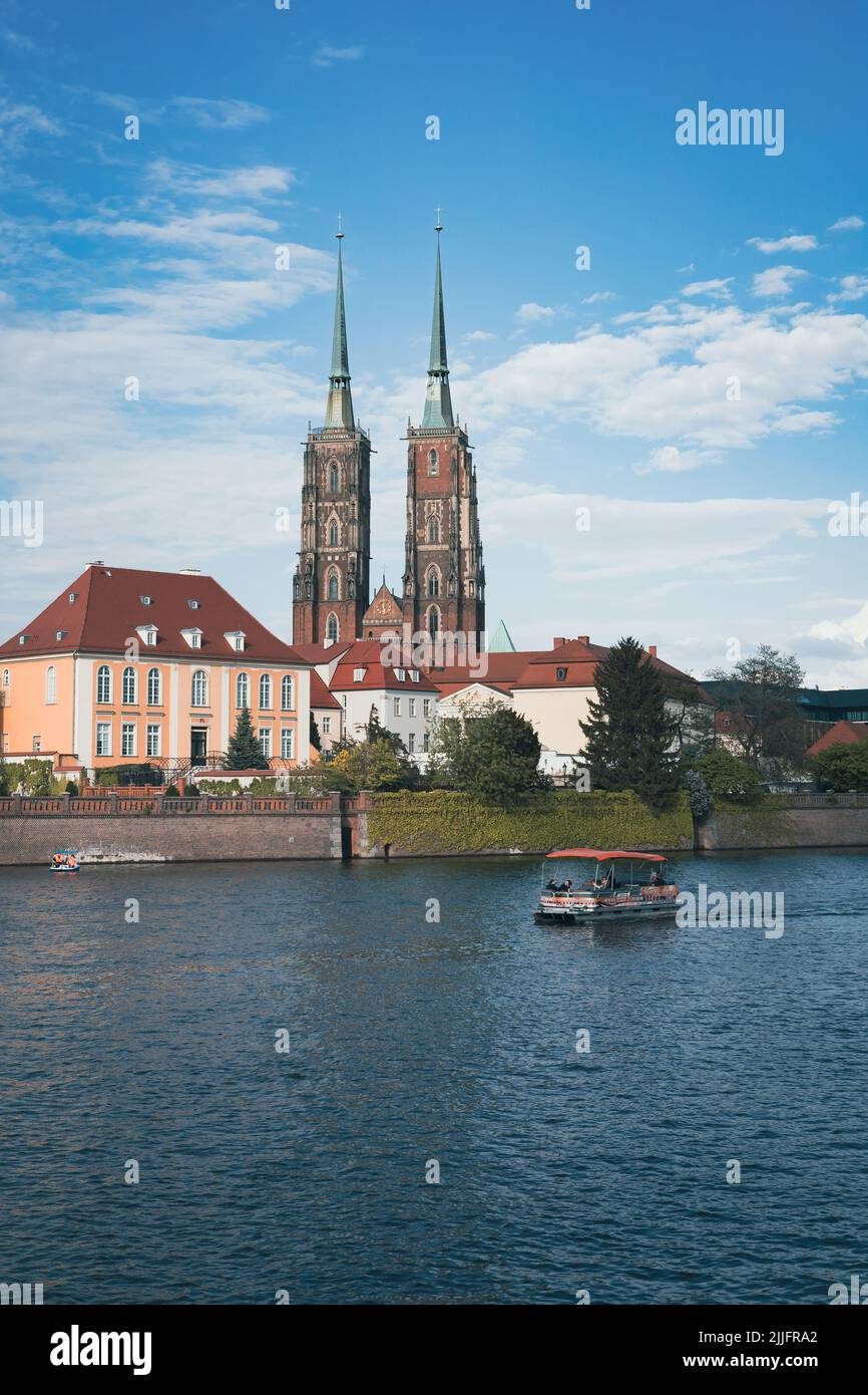 WROCŁAW, POLOGNE - 8 MAI 2022 : la cathédrale Saint-Jean-Baptiste vue du boulevard de Xawery Dunikowski Banque D'Images