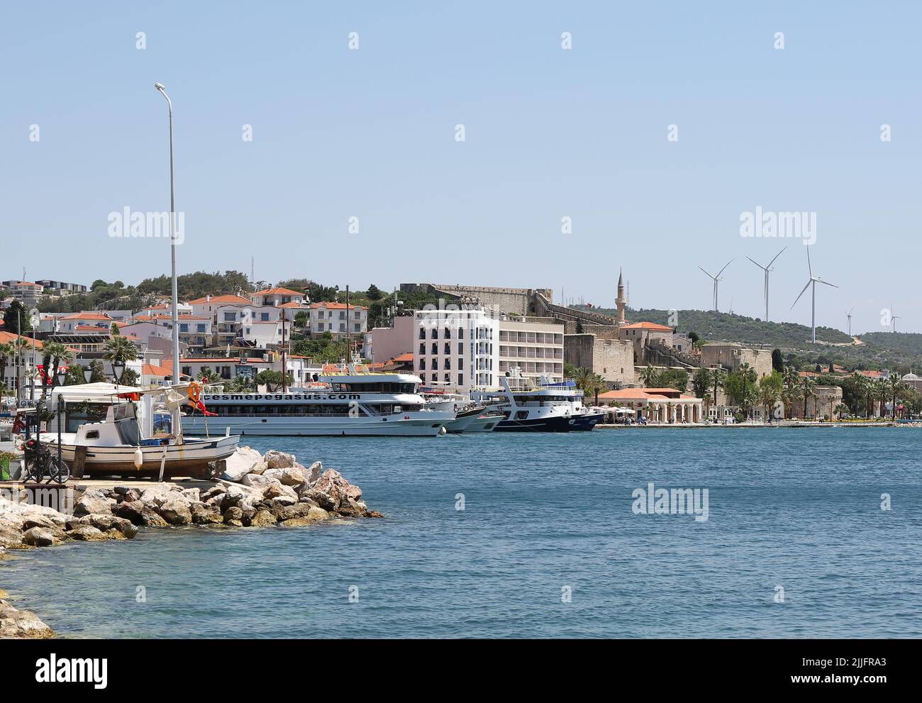 CESME,IZMIR,TURQUIE-MAI 20:belle ville de Cesme avec éoliennes,Château,anciens bâtiments et bateaux.20 mai,2022 à Cesme,Turquie Banque D'Images