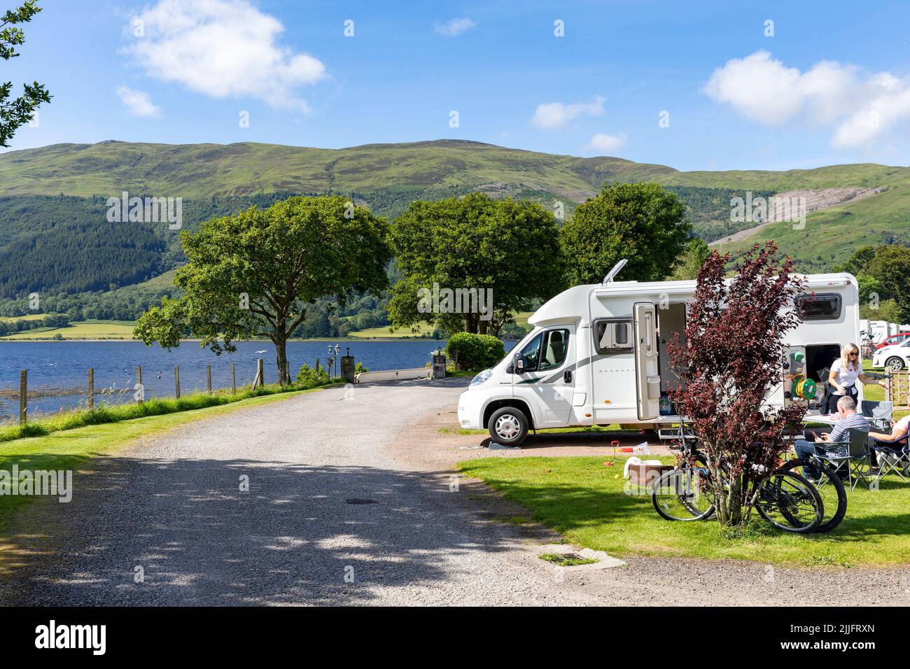 Glencoe dans les Highlands écossais et Invercoe caravanes et camping-cars site avec vue sur Loch Leven, Argyll, Écosse, Royaume-Uni, Europe Banque D'Images