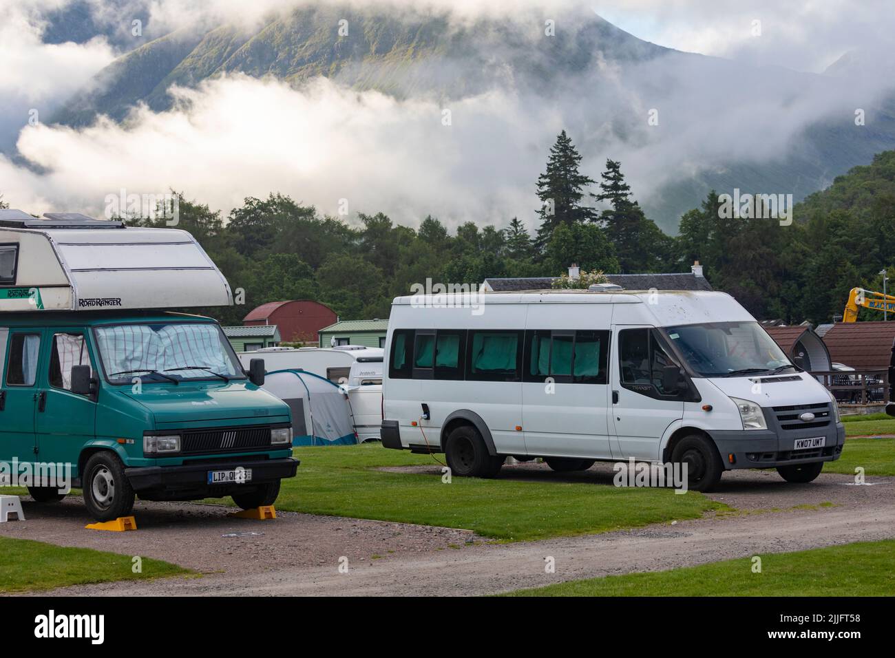 Glencoe dans les Highlands écossais et Invercoe caravane et camping-cars avec vue sur Loch Leven, Argyll, Ecosse, Royaume-Uni, Europe Banque D'Images