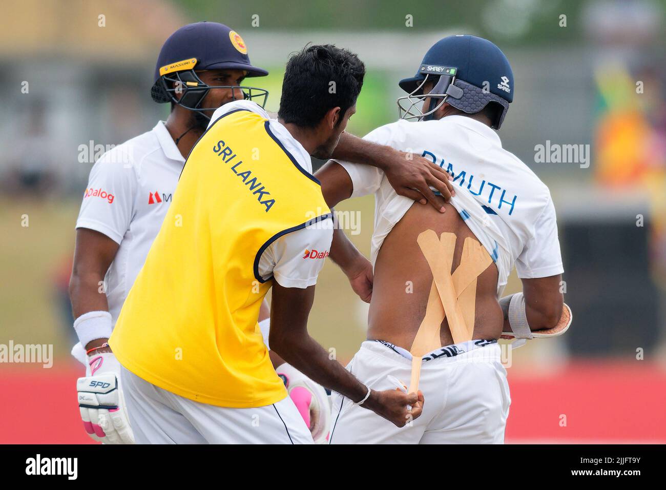 Galle, Sri Lanka. 26th juillet 2022. Le capitaine du Sri Lanka, Dimuth Karunaratne, reçoit un traitement de retour pendant les 3rd jours du match de cricket de 2nd entre le Sri Lanka et le Pakistan au stade international de cricket de Galle, à Galle, le 26th juillet 2022. Viraj Kothalwala/Alamy Live News Banque D'Images