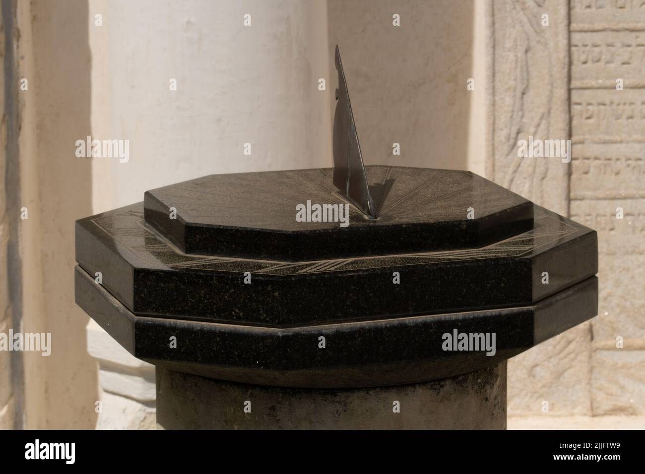 Le temps face cadran solaire horloge s'écoule le vieux soleil passant jour de lumière du soleil, de l'ancien tournant pour le passé de motion hd, l'animation isolée. Rotation de concept Banque D'Images