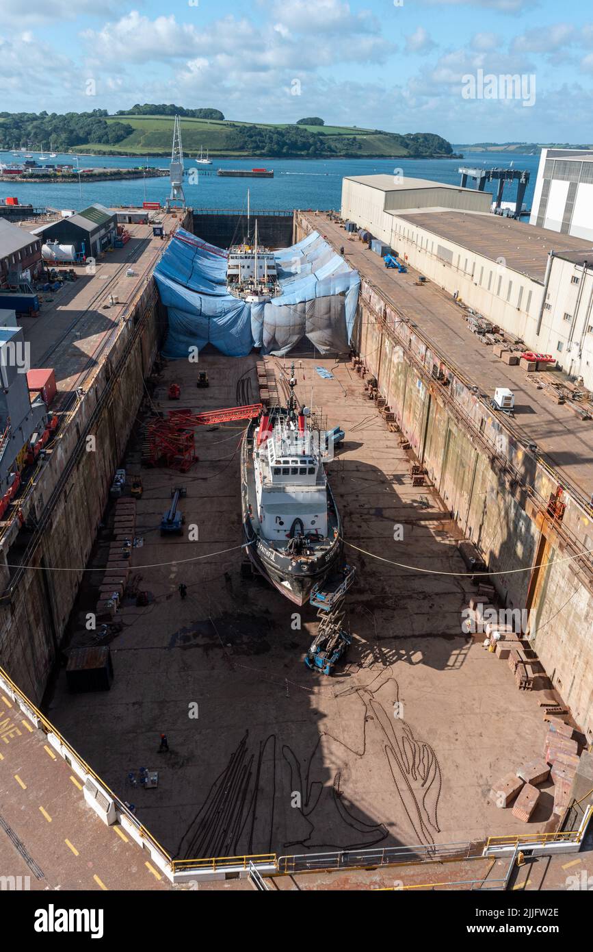 Deux bateaux en cours de réparation en quai sec au chantier naval de falmouth, cornouailles, royaume-uni, 12 juin-2022 Banque D'Images