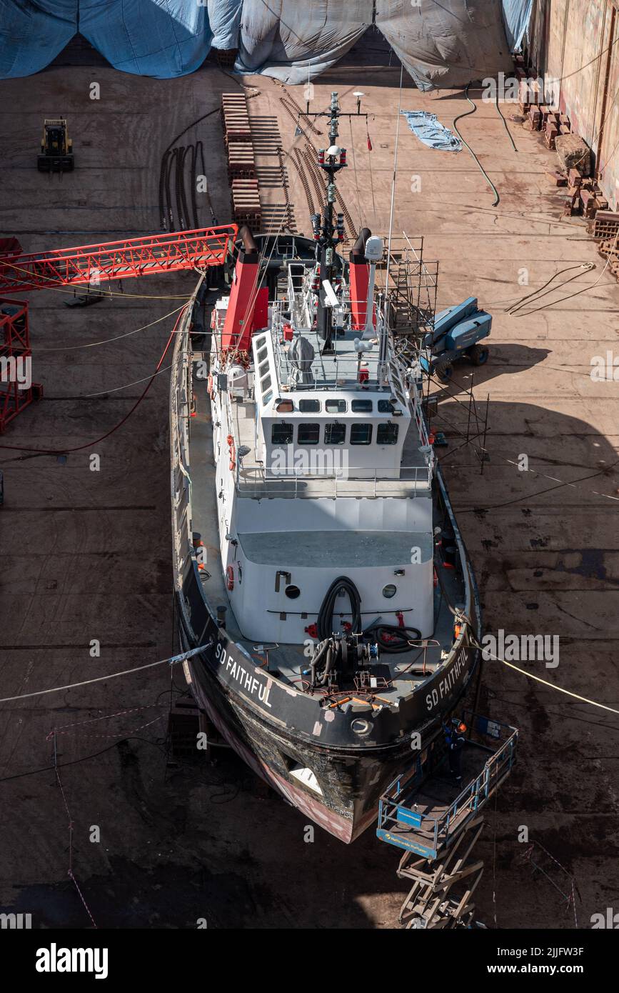 Un bateau de plaisance faisant l'objet de réparations dans un quai sec au chantier naval de falmouth, cornouailles, royaume-uni, 12 juin-2022 Banque D'Images