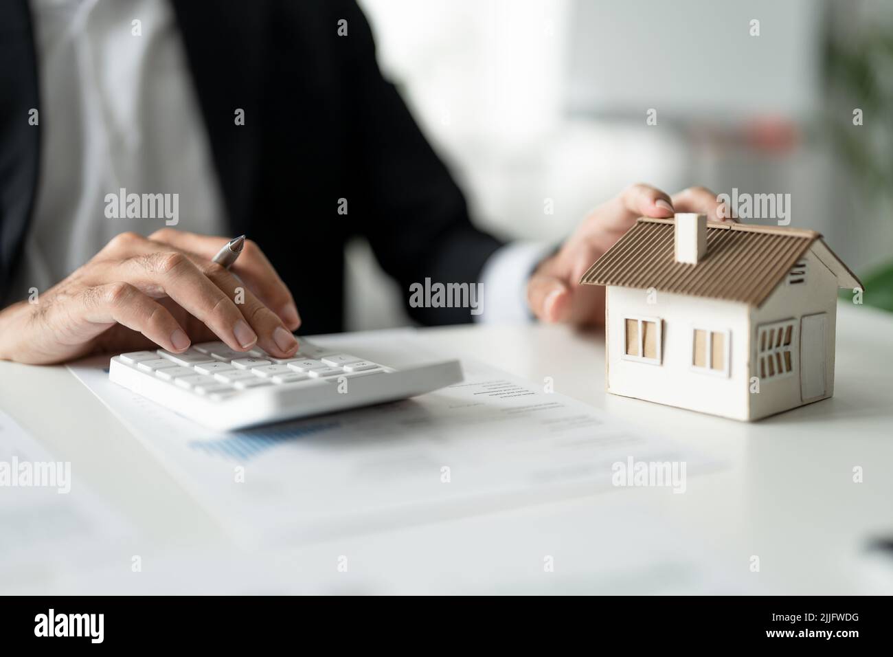 Entrepreneurs, propriétaires d'entreprises, comptables, agents immobiliers femmes asiatiques qui utilisent la calculatrice de budget d'achat à la maison pour calculer leurs finances Banque D'Images