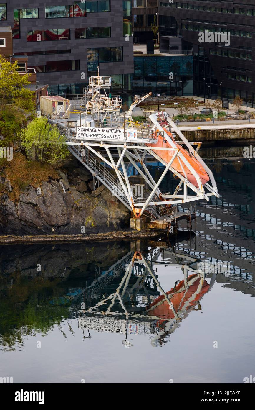 Engin d'entraînement de survie à capsule de canot de sauvetage à Sikkerhetssenter, engin d'entraînement de bateau de sauvetage maritime de Stavanger. Stavanger, Norvège Banque D'Images