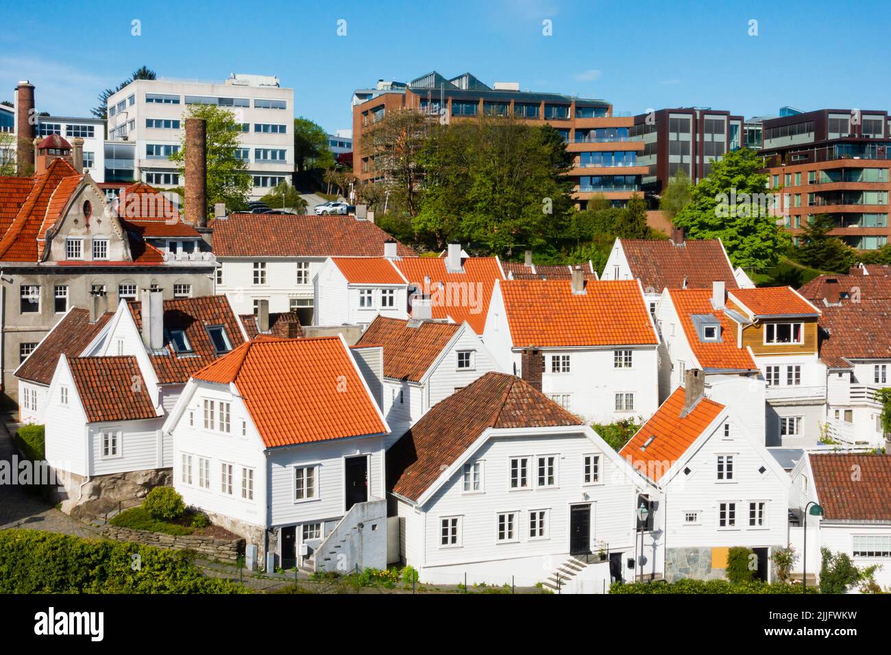 Maisons traditionnelles en bois peintes en blanc norvégien à Stavanger, Norvège Banque D'Images
