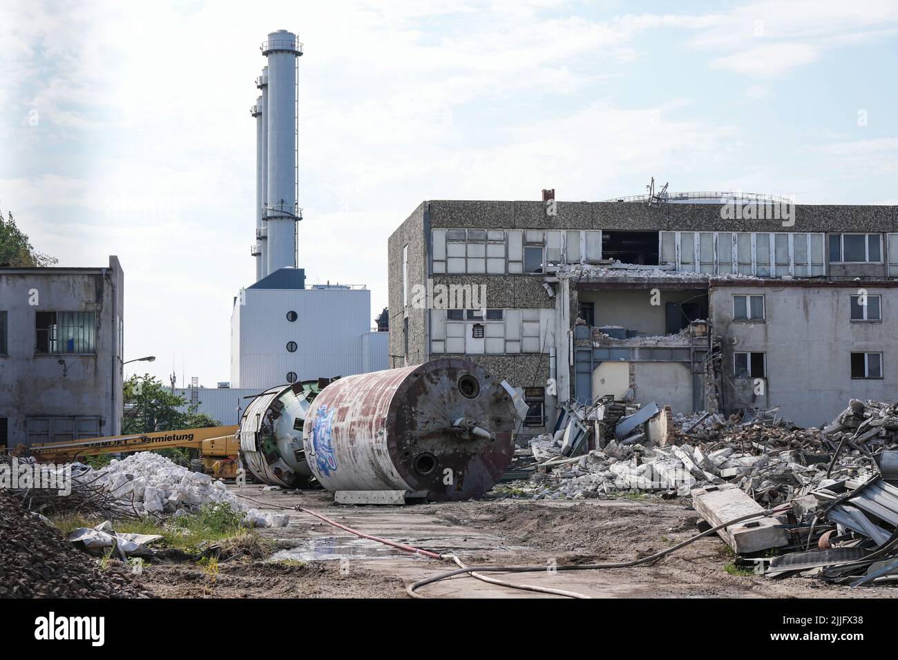 Potsdam, Allemagne. 21st juillet 2022. L'ancienne centrale de chauffage du parc industriel près de Drewitz est actuellement en cours de démolition. La centrale de chauffage au charbon a été construite en 1976 et exploitée jusqu'en 1995. La cheminée a été grillée en 1997 et les bâtiments sont progressivement tombés en état de rénovation. Une fois les travaux de démolition terminés et les fondations constituées de gravats et de débris enlevés, le parc de la génération Potsdam-Süd doit être construit sur le site. Crédit : Soeren Stache/dpa/Alay Live News Banque D'Images