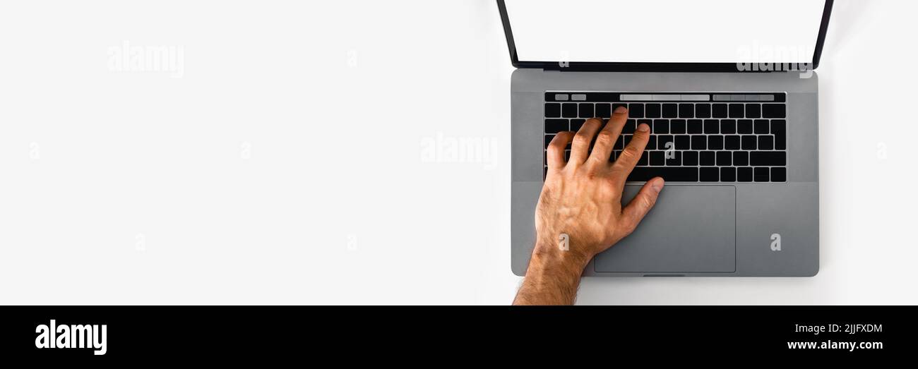 Bannière Web avec homme main travaillant à l'ordinateur portable sur table blanche. Banque D'Images