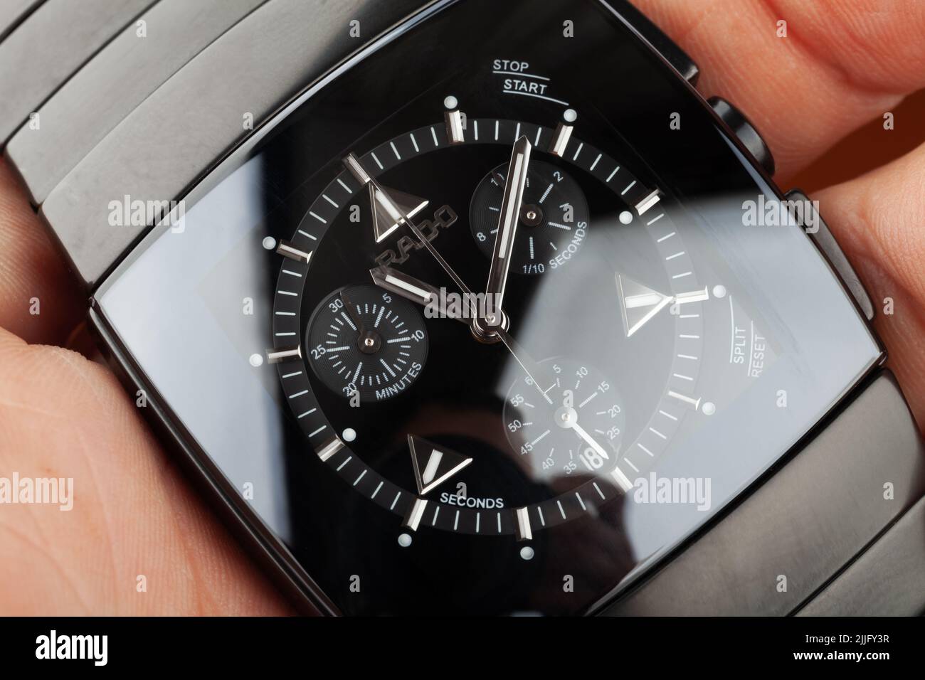 Saint-Pétersbourg, Russie - 18 juin 2015: Rado Sintra Chrono, mens montre chronographe en céramique de haute technologie avec verre saphir est dans une main mâle, ma Banque D'Images