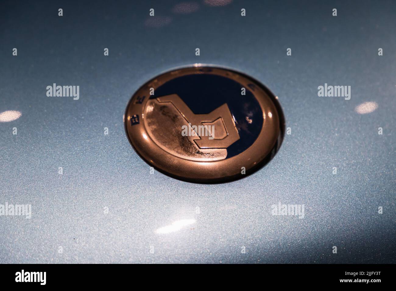 Saint-Pétersbourg, Russie - 29 janvier 2021: Logotype de la Bertone une compagnie italienne d'automobile est sur le capot de voiture de sport bleu brillant Banque D'Images