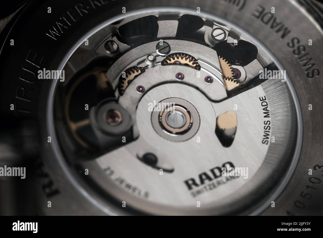 Saint-Pétersbourg, Russie - 11 novembre 2021 : dossier transparent de la montre suisse mécanique auto-sinueuse. Rado automatique Open Heart 734.0510.3 Banque D'Images