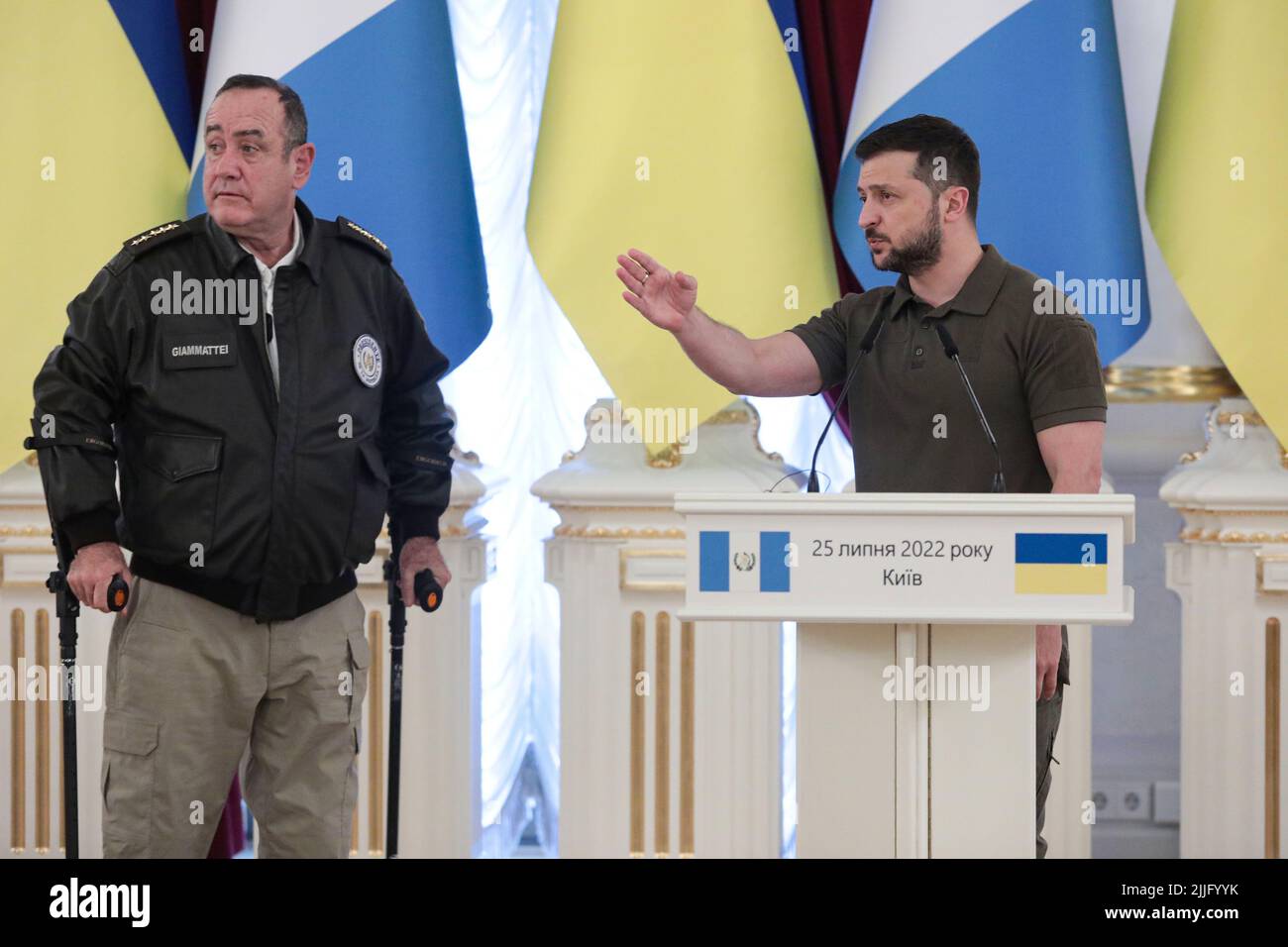 Non exclusif: KIEV, UKRAINE - 25 JUILLET 2022 - Président de l'Ukraine Volodymyr Zelenskyy (R) et Président de la République du Guatemala Alejandro Eduar Banque D'Images