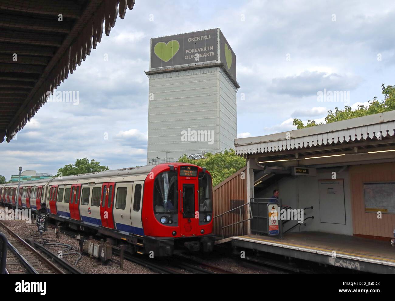 Grenfell Tower - Grenfell Forever in Our Hearts, vu de la station de métro Latimer Road, Notting Hill, North Kensington, LBKC, Londres, Angleterre, Royaume-Uni Banque D'Images