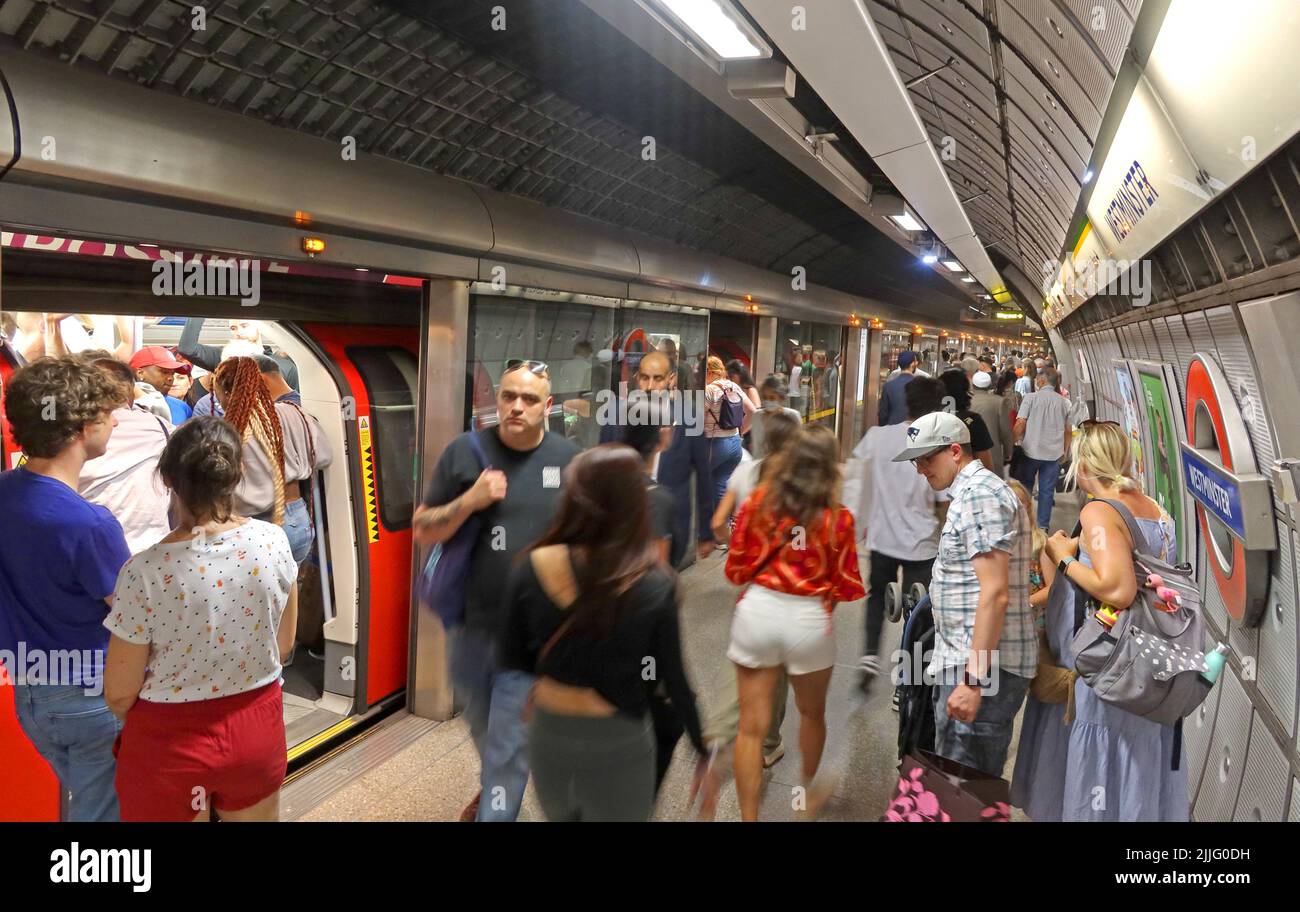 Plate-forme animée, sur la station de métro Westminster, ligne Jubilee, centre de Londres, Angleterre, Royaume-Uni Banque D'Images