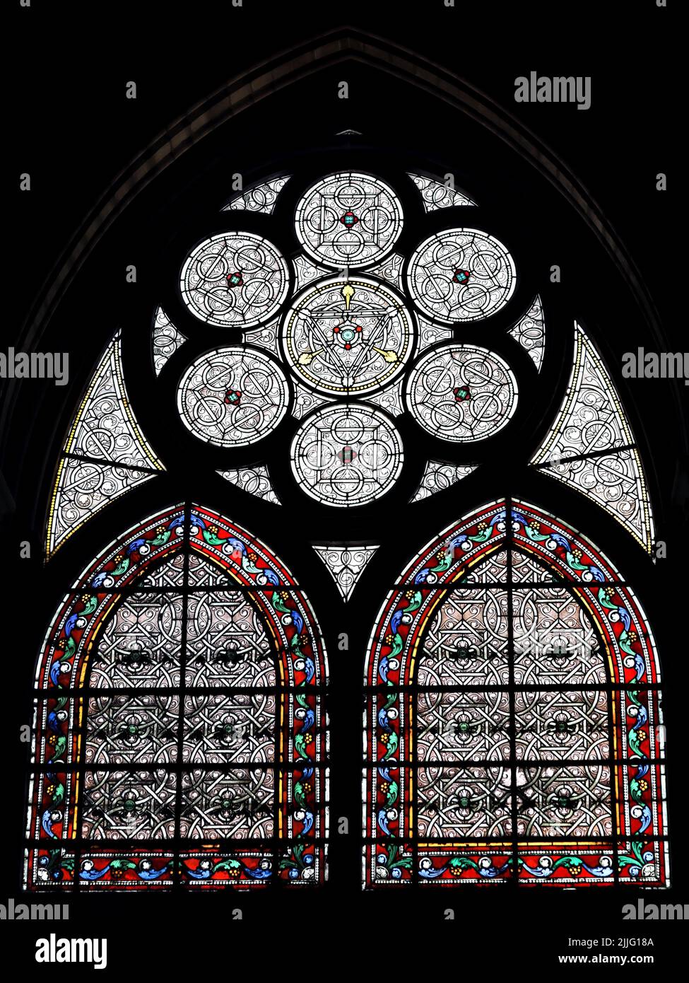 Paris, France - 15 juin 2019 : vitraux colorés dans la basilique Saint-Denis près de Paris, France Banque D'Images
