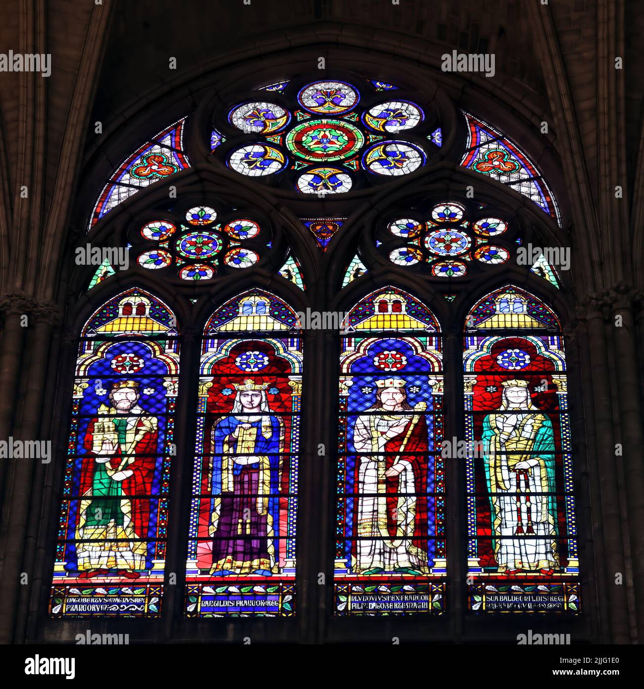 Paris, France - 15 juin 2019 : vitraux colorés dans la basilique Saint-Denis près de Paris, France Banque D'Images