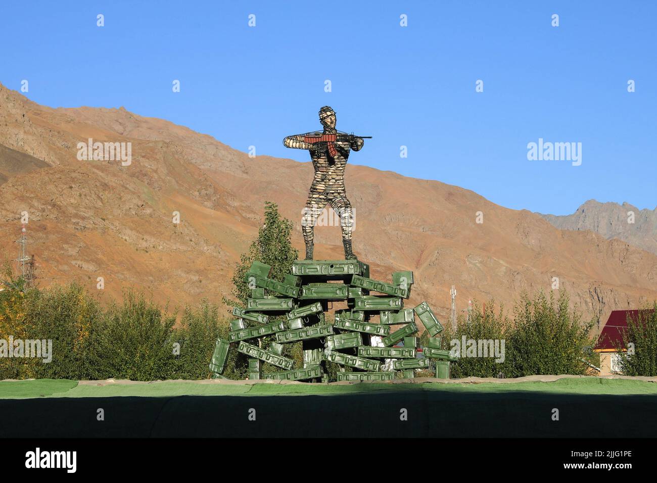 Une statue armée de soldat indien au mémorial de guerre de Kargil dans la région de Drass au Ladakh. L'Inde célèbre Kargil Vijay Diwas sur 26 juillet chaque année pour marquer l'anniversaire de la victoire d'Armyís contre le Pakistan en ce jour de 1999. Il est construit en grès rose, il commémore les soldats de l'armée indienne qui ont perdu la vie pendant la guerre de Kargil. Banque D'Images