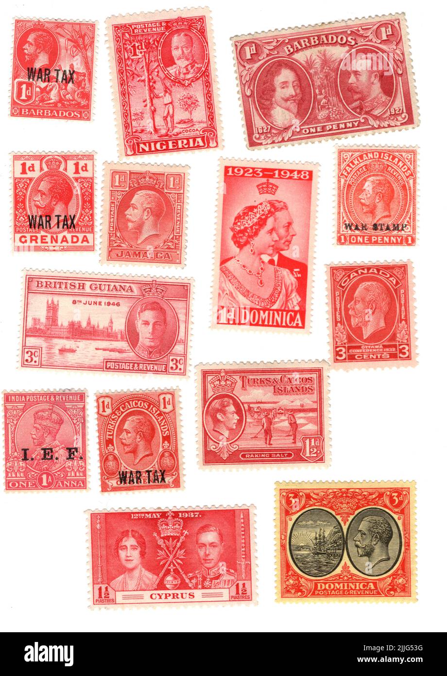 Une sélection de timbres-poste vintage rouges de l'Empire britannique sur fond blanc. Banque D'Images