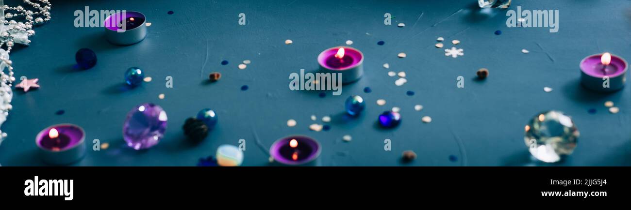 décor bougie brillant effet de flou sur fond bleu Banque D'Images