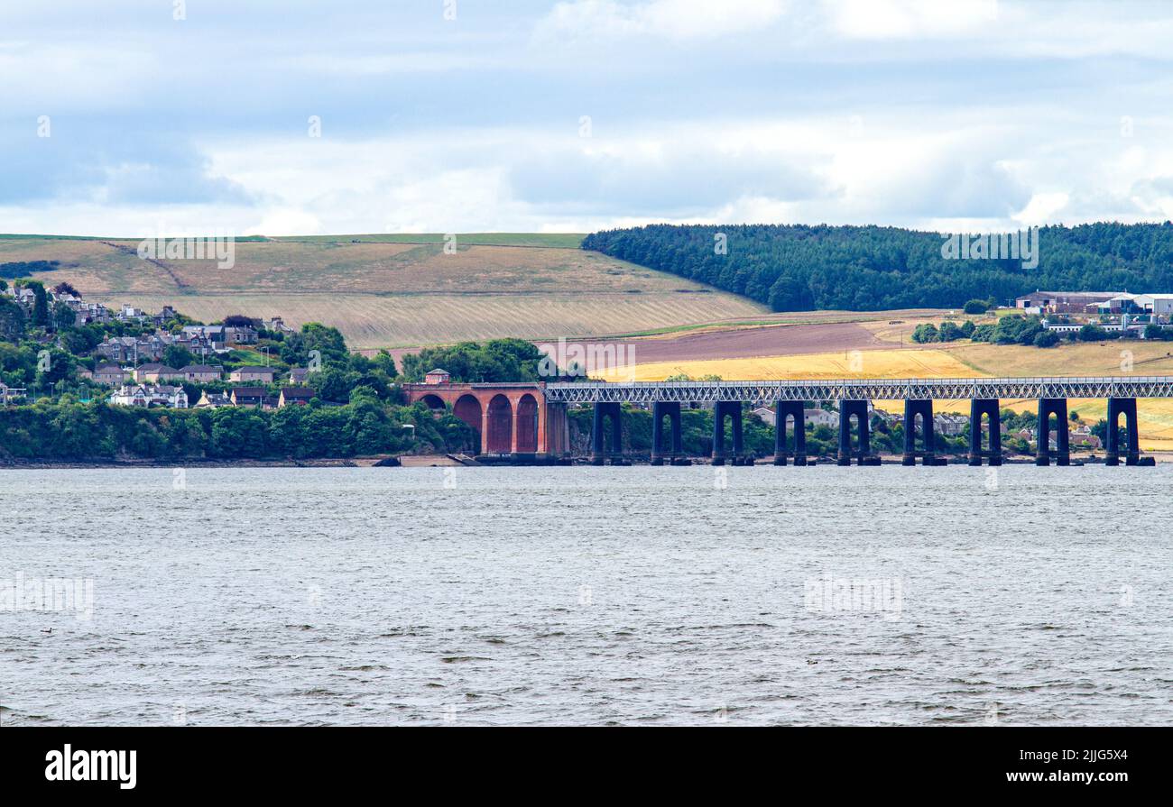 Dundee, Tayside, Écosse, Royaume-Uni. 26th juillet 2022. Météo au Royaume-Uni : nuages inégaux et averses éparses avec quelques épisodes ensoleillés dans le nord-est de l'Écosse, avec des températures atteignant 16°C. Depuis la promenade du bord de mer de Dundee, vue sur Newport-on-Tay et Wormit, deux petites villes du nord-est de Fife, en Écosse. Crédit : Dundee Photographics/Alamy Live News Banque D'Images