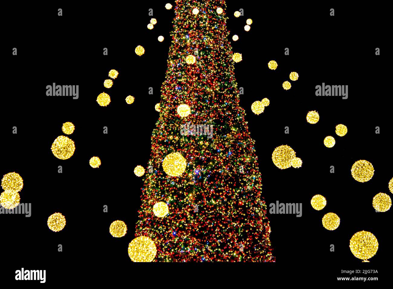 Magnifique arbre de Noël et arbre du nouvel an décoré de guirlandes et lumières multicolores la nuit. Arbre de Noël avec lumières clignotantes. Nouvel an et vacances de Noël Banque D'Images