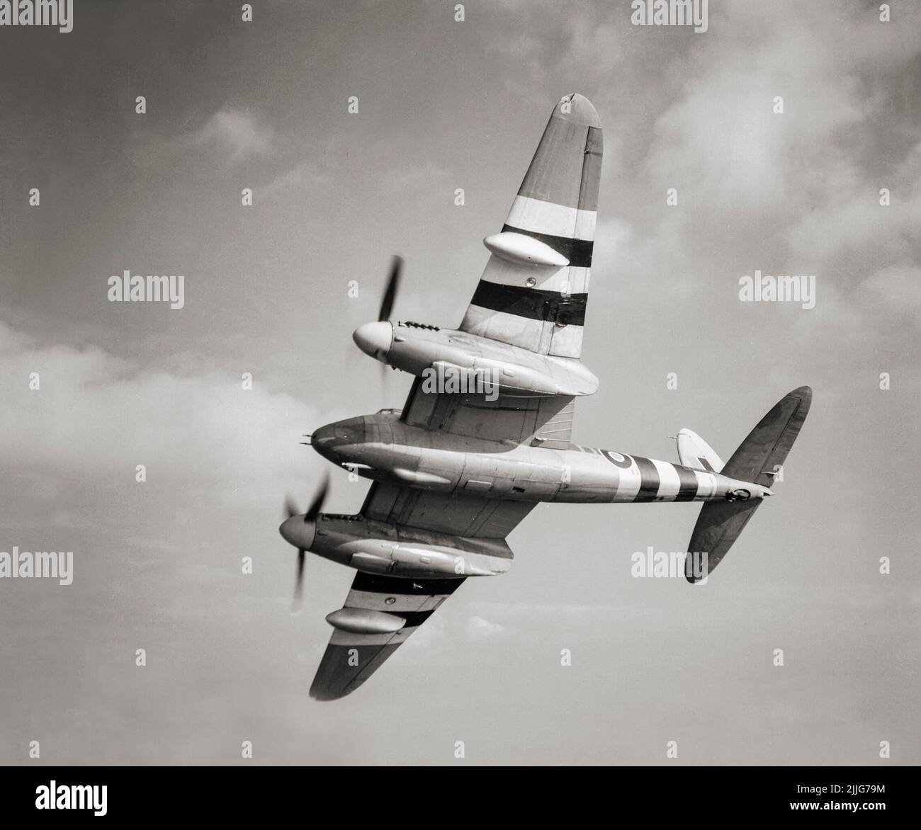 Mosquito FB Mark XVIII, du détachement spécial de la RAF de l'escadron n° 248 basé à Portreath, Cornwall, en cours de vol, montrant le canon Molins de 57mm monté sous le nez. Le « Wooden Wonder » ou « ossie » était un avion de combat multirôle à double moteur britannique, à ailes d'épaule, introduit pendant la Seconde Guerre mondiale. Inhabituel en ce que son cadre a été construit principalement en bois. Banque D'Images