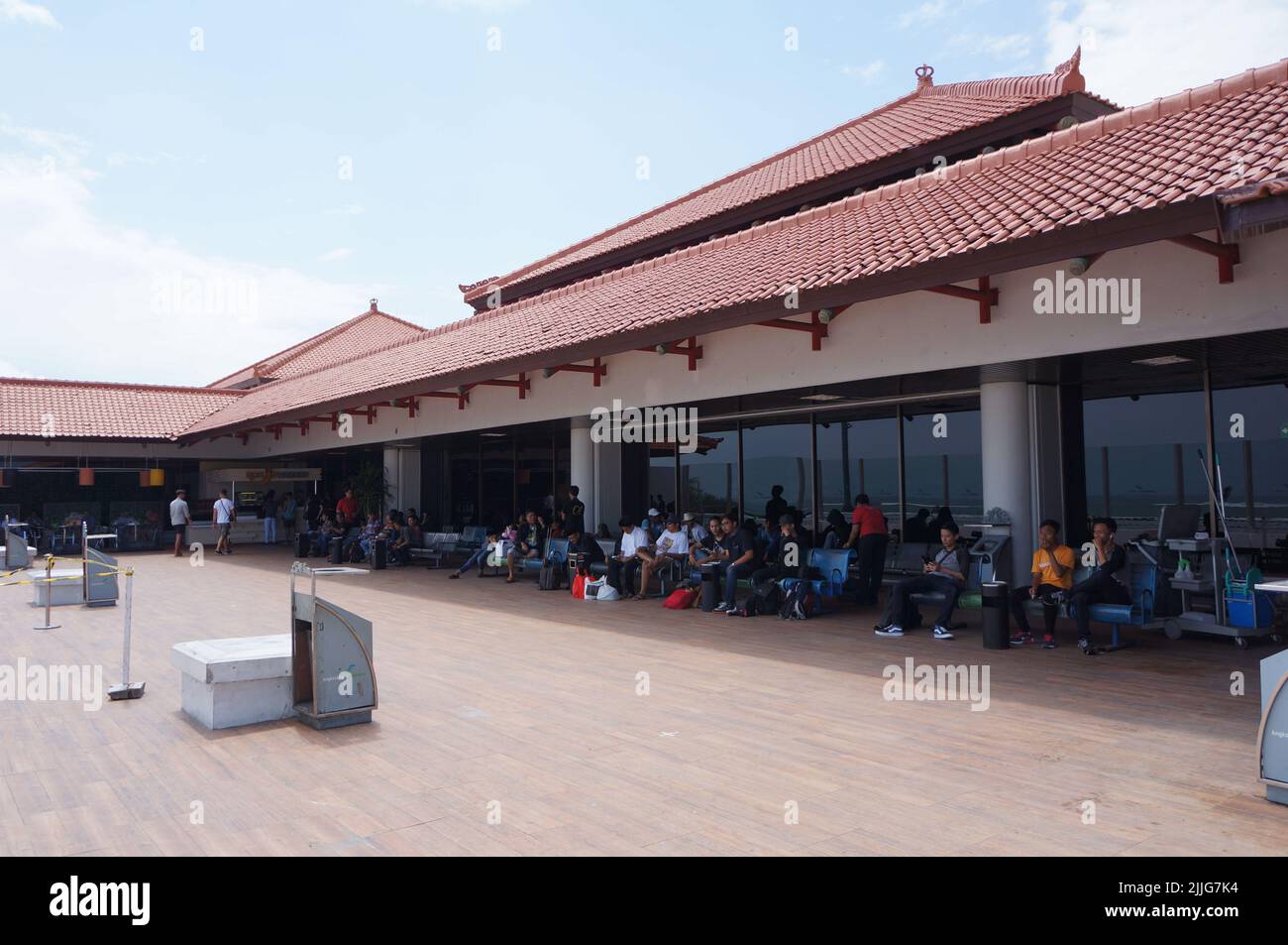 Les passagers attendent et se reposent avant de prendre un vol dans la zone fumeurs de l'aéroport international de Ngurah Rai à Bali, en Indonésie Banque D'Images Les passagers attendent et se reposent avant de prendre un vol dans la zone fumeurs de l'aéroport international de Ngurah Rai à Bali, en Indonésie Banque D'Images