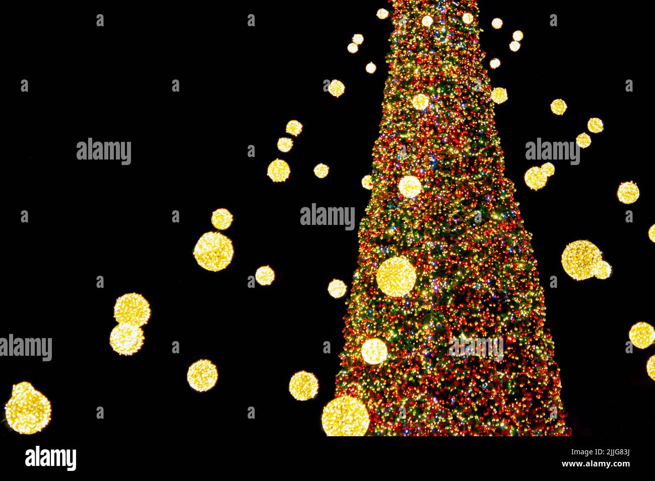 Magnifique arbre de Noël et arbre du nouvel an décoré de guirlandes et lumières multicolores la nuit. Arbre de Noël avec lumières clignotantes. Nouvel an et vacances de Noël Banque D'Images