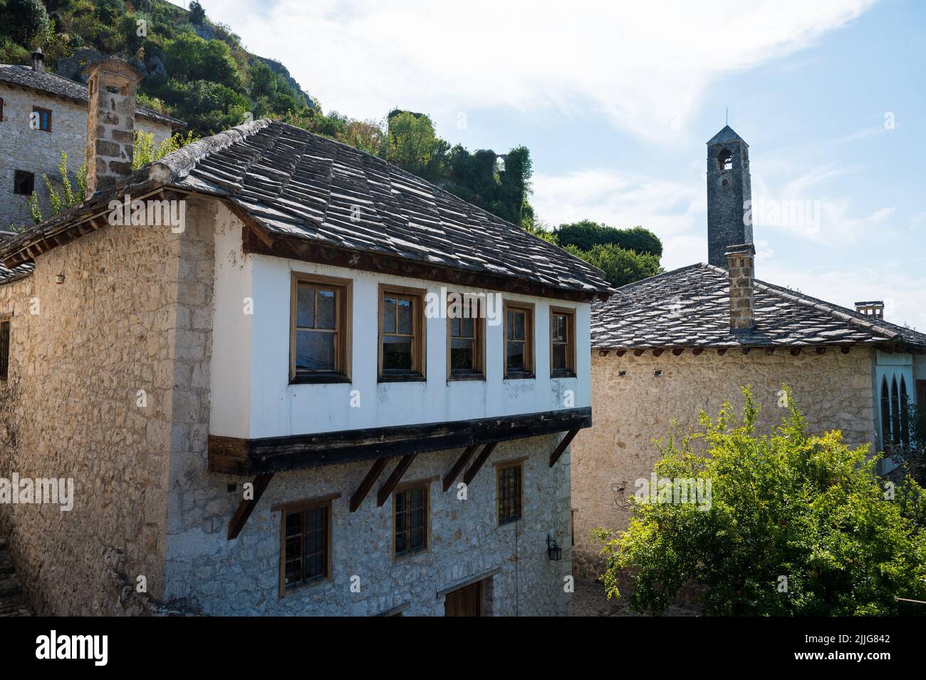 Architecture traditionnelle en Bosnie-Herzégovine qui est restée depuis l'empire ottoman. Une vieille maison en pierre sous ciel bleu Banque D'Images