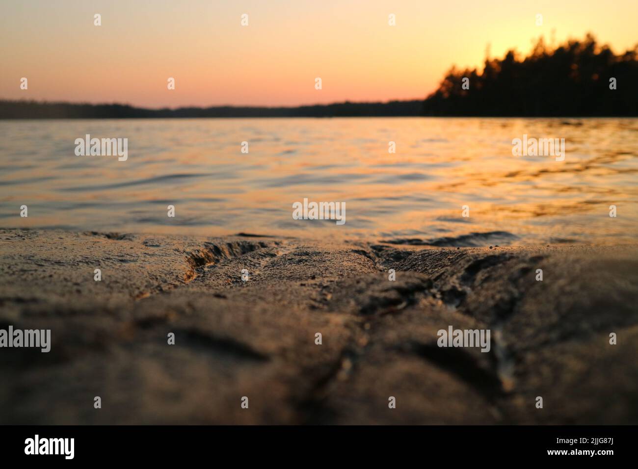 Le lac Meiko dans l'espace de loisirs en plein air de Meiko à Kirkkonummi, en Finlande, le soleil se couche Banque D'Images