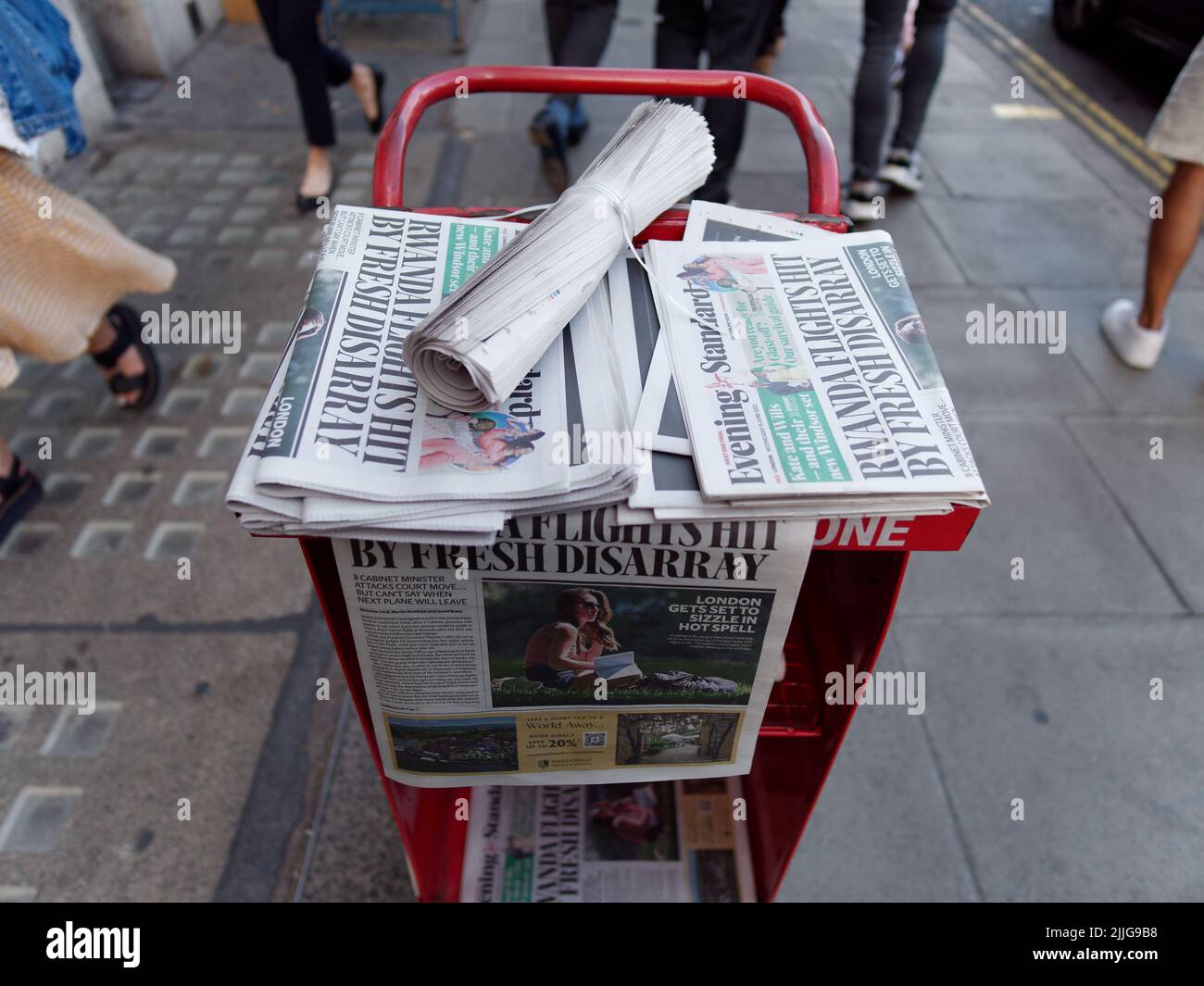 Londres, Grand Londres, Angleterre, 15 juin 2022 : journaux gratuits sur un kiosque à Piccadilly. Banque D'Images