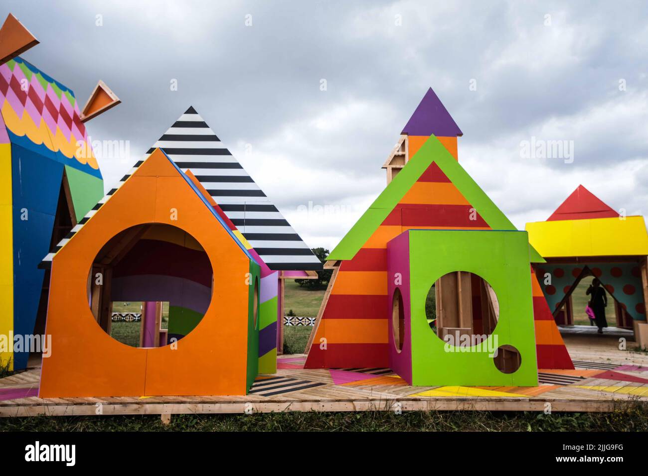 Warwickshire, Angleterre. 26.07.2022 The Village,Old Town Meadowlocal Community X Morag Myerscough.la galerie d'art Warwickshire accueille la première enquête à grande échelle sur le travail de l'artiste et de l'écrivain écossais qui s'étend sur quatre décennies. Jusqu'au 2 octobre Paul Quezada-Neiman/Alay Live News Banque D'Images