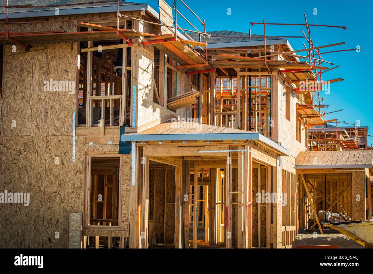 Squelette de la maison en bois de style canadien. Nouvelle zone de construction de bâtiments résidentiels. Thème industriel. Banque D'Images