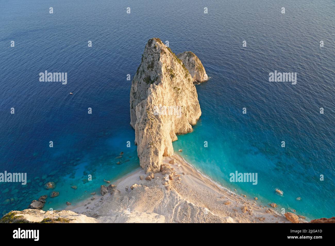 Grande île de roche dans la mer, eau claire bleu. Zante, Grèce Banque D'Images