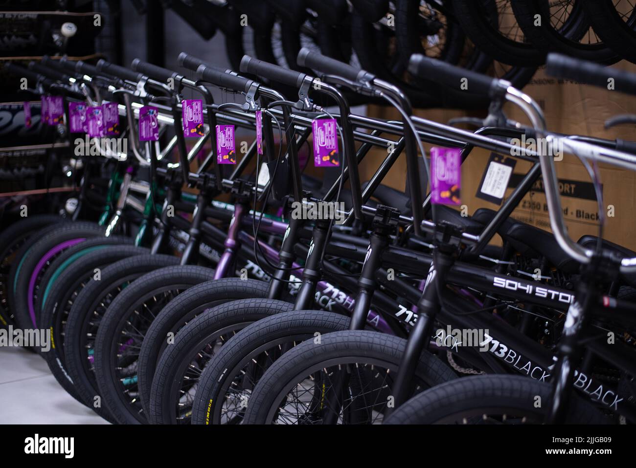 sports vélo de cascades. Image de l'assortiment de vélos de poussage en fer vendus dans le magasin Banque D'Images