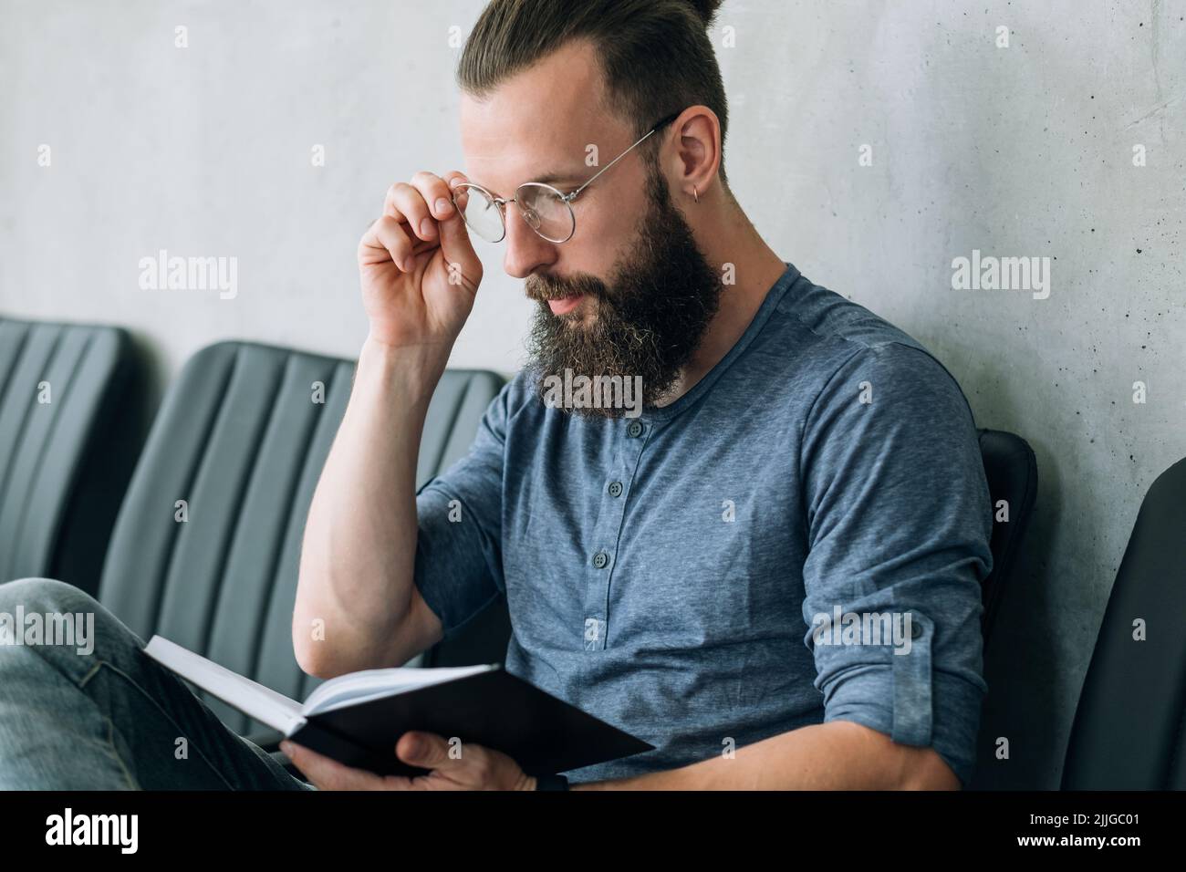 l'homme pense note le travail de réflexion sur la planification de la contemplation Banque D'Images