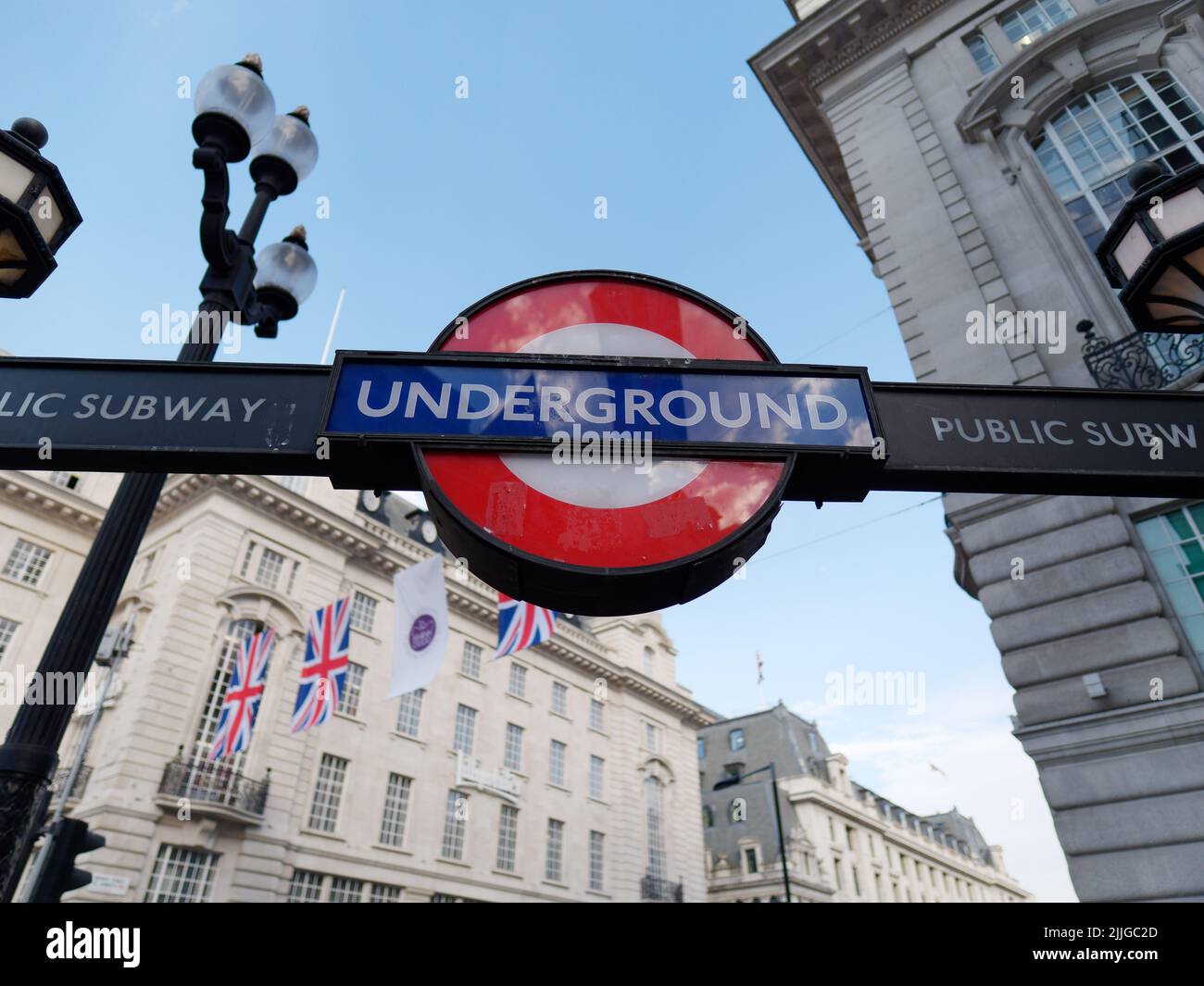 Londres, Grand Londres, Angleterre, 15 juin 2022: Gros plan d'un métro alias panneau de métro Banque D'Images