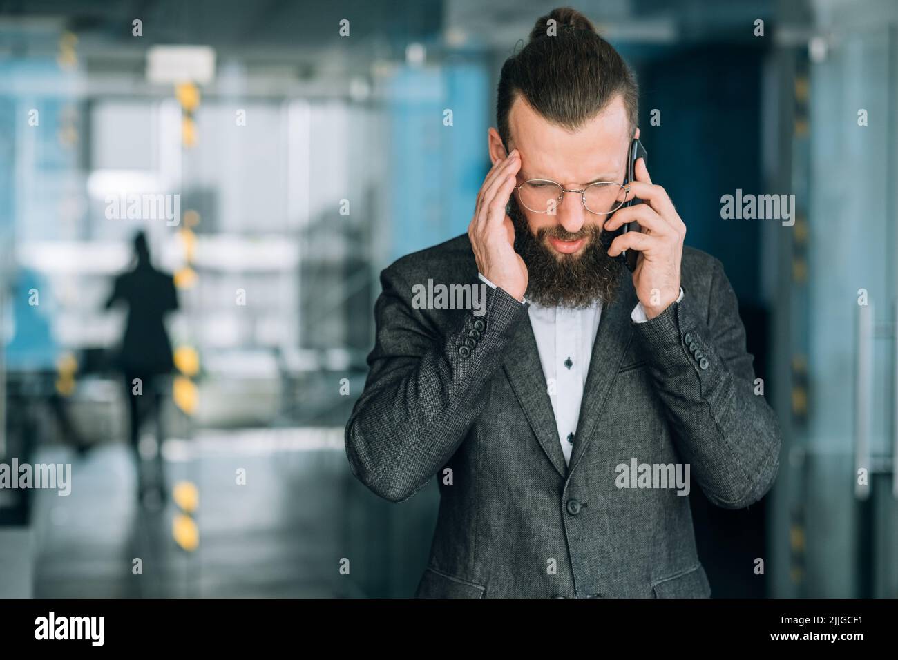 homme parlant mobile mal de tête appel téléphonique professionnel Banque D'Images