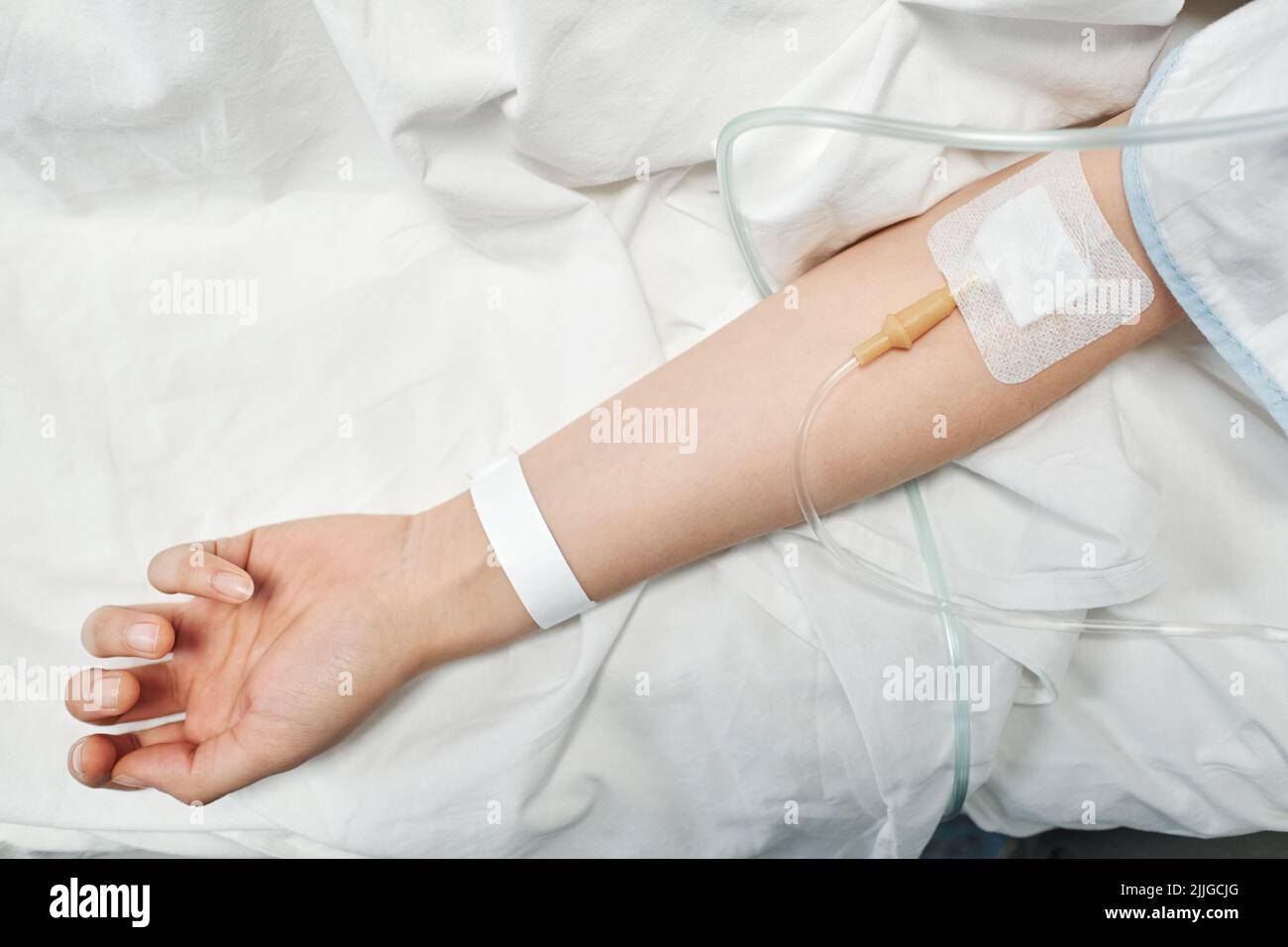 Vue ci-dessus prise de vue d'une patiente non reconnaissable recevant des liquides médicamenteux par voie intraveineuse Banque D'Images