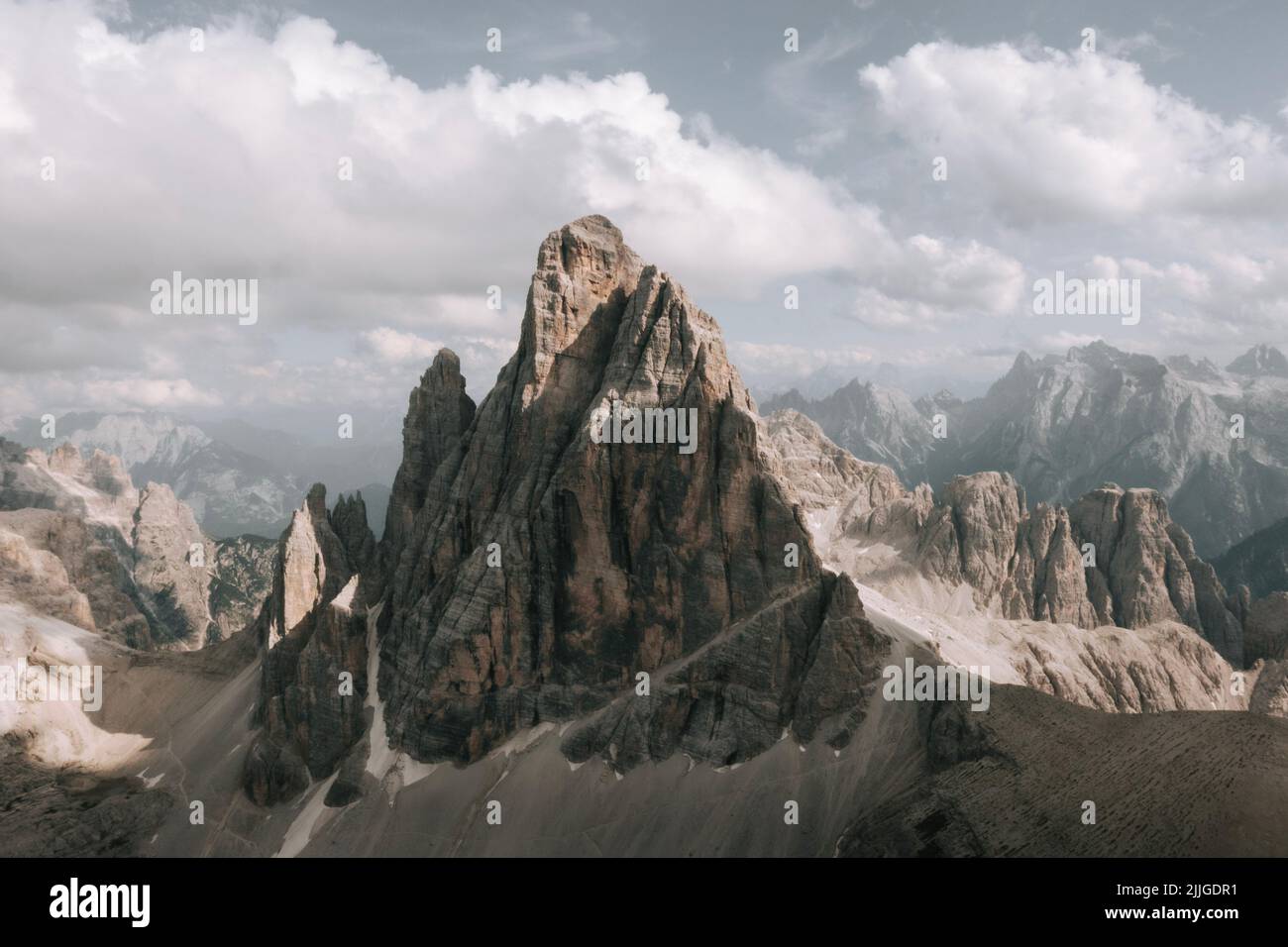 Drohnenbild vom Zwölferkofel in den Dolomiten. Croda dei Toni aus der Luft. 2 Banque D'Images