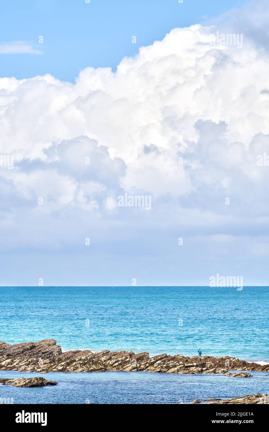 Personne solitaire sur la plage rocheuse de Newtrain Bay, Trevone, Cornwall, Emgland. Banque D'Images