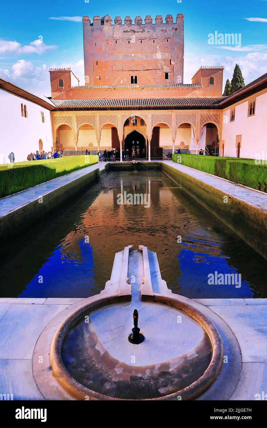 Étang ornemental à la Cour des Myrtles, la cour centrale du Palais des Comares au palais de l'Alhambra et forteresse à Grenade, Andalousie, Espagne Banque D'Images