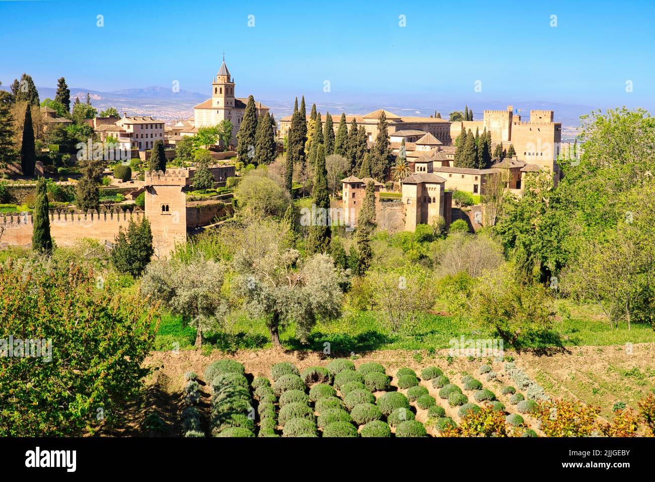 Vue aérienne sur les champs jusqu'aux murs et bâtiments du palais et de la forteresse de l'Alhambra à Grenade, Andalousie, Espagne Banque D'Images