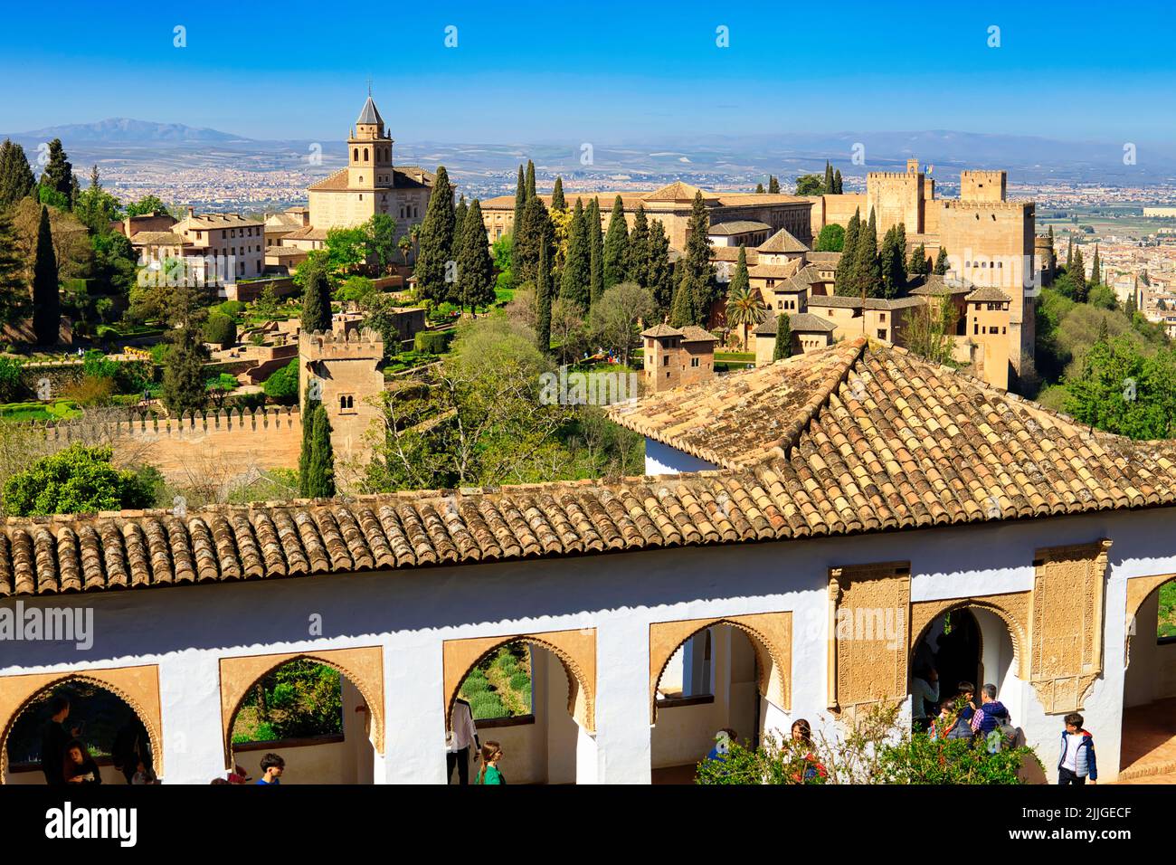 Vue aérienne sur le palais de l'Alhambra, les jardins et la forteresse de Grenade, Andalousie, Espagne Banque D'Images