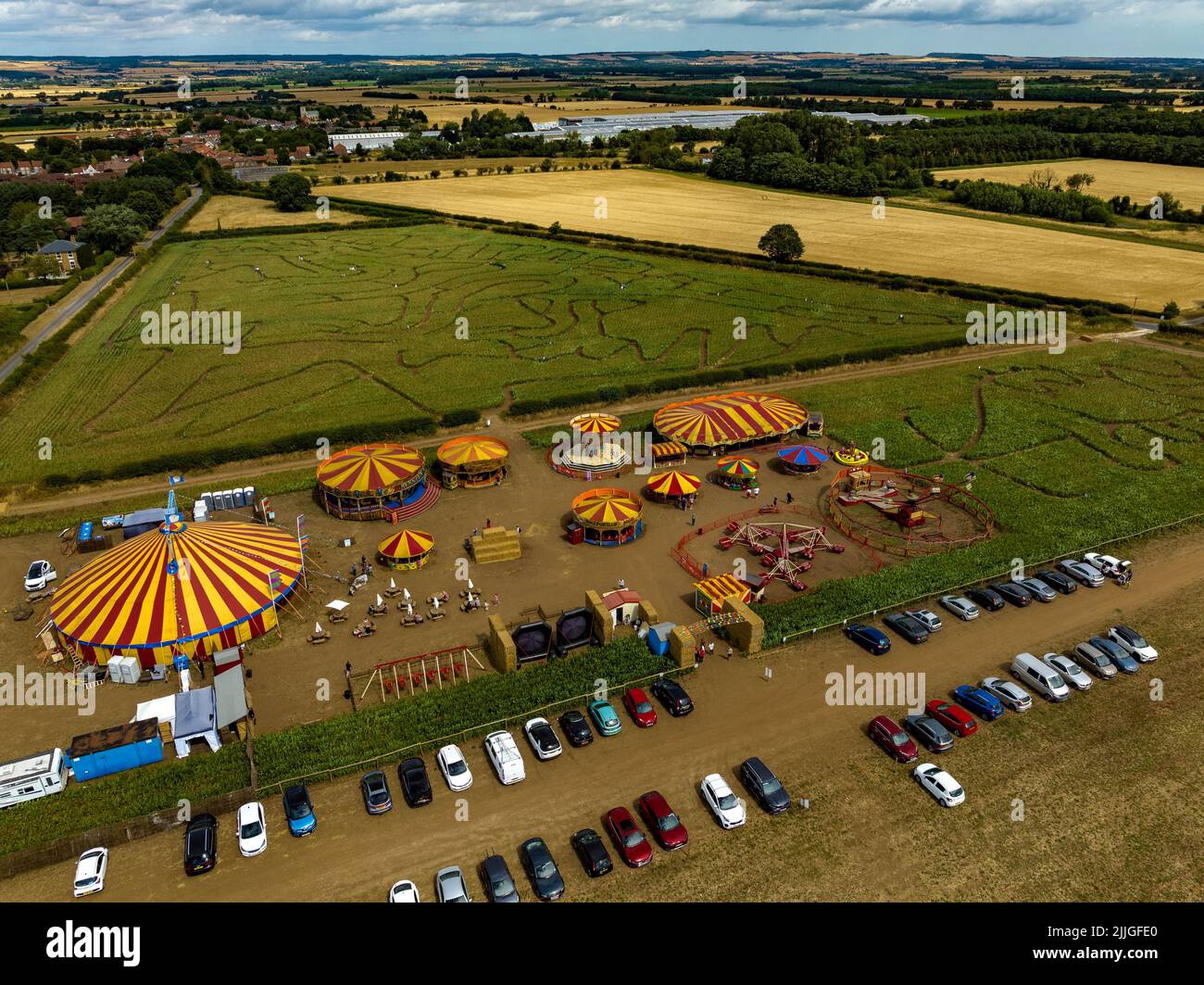 Le Grand Ryedale Maze revient pour sa troisième année au pied des Yorkshire Wolds, Funfair, Aerial Drone de l'Air Birds Eye View Banque D'Images