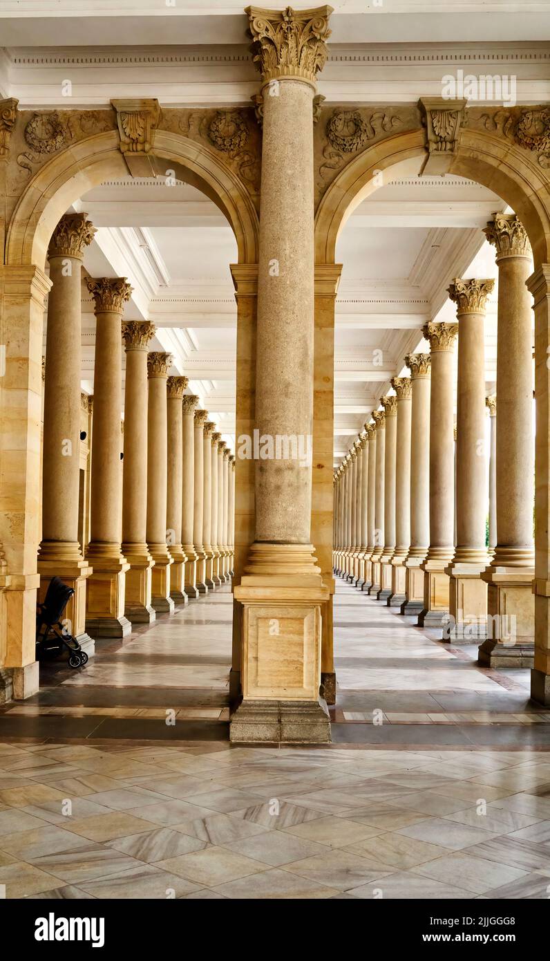 Karlsbad, République tchèque, 29 juin 2022 : colonnes des colonades du centre de Karlovy Vary, République tchèque Banque D'Images