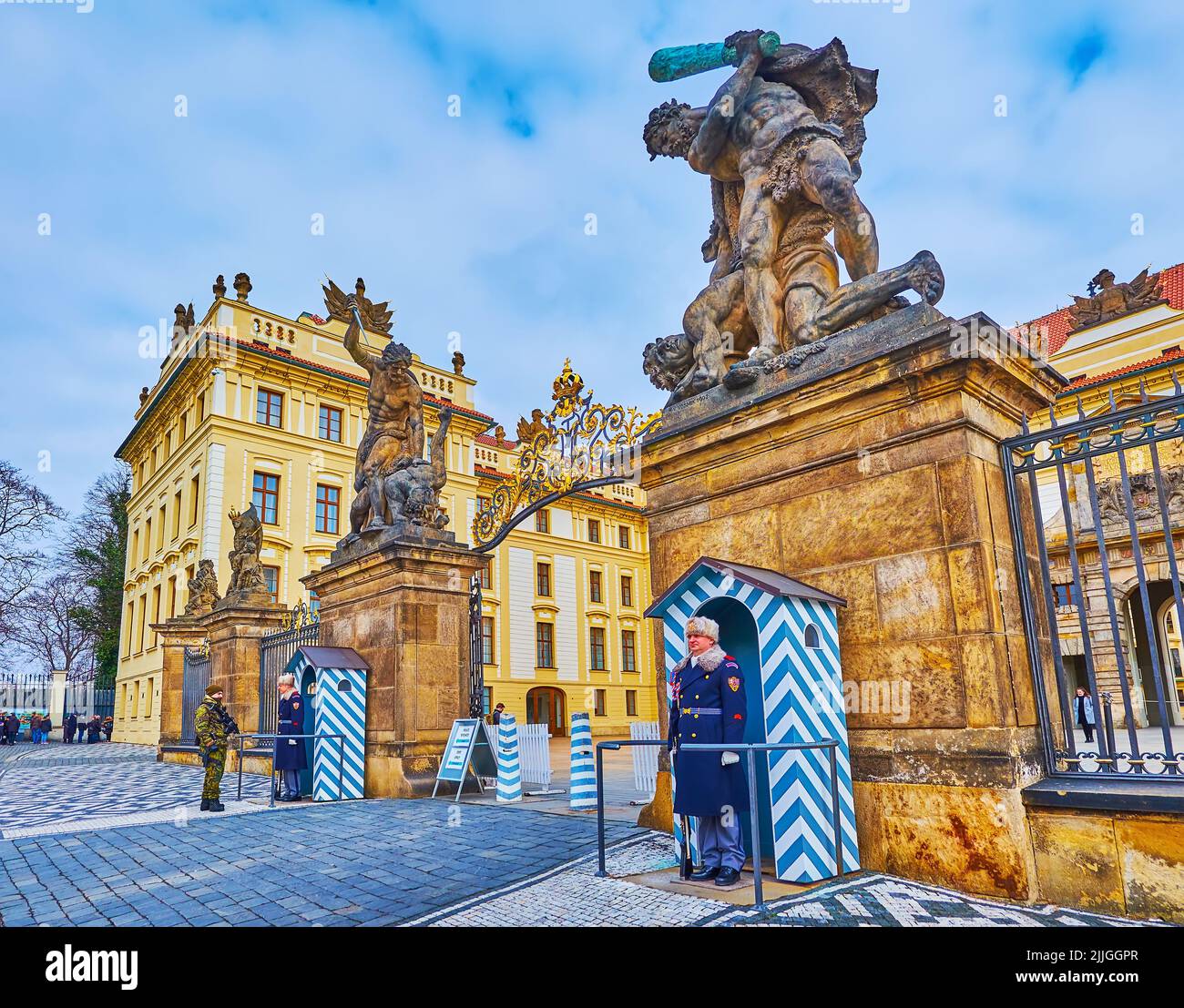 PRAGUE, République de CAZECH - 6 MARS 2022 : la porte d'entrée en pierre sculptée du château de Prague, située sur la place du château et décorée de la ggia de combat Banque D'Images