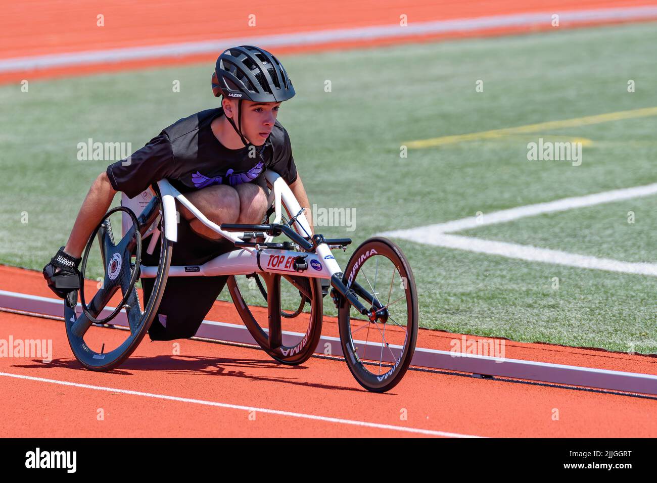 Saint John, N.-B., Canada - 11 juin 2022 : un adolescent participe à une course en fauteuil roulant aux Jeux de la côte est. Banque D'Images