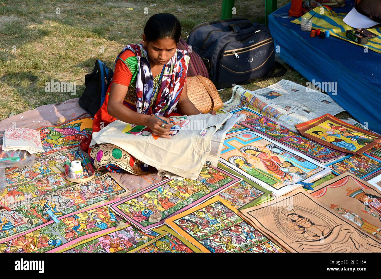 Les femmes bengali faisaient de la peinture à la main sur la vente de produits artisanaux exposés lors de la Foire de l'artisanat à Kolkata, en Inde. Banque D'Images